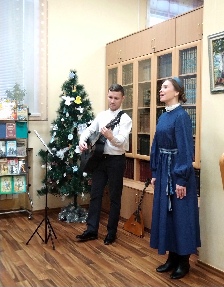 В преддверии Нового года в Центральной городской библиотеке им. М. В. Ломоносова состоялась литературно-музыкальная программа "Русская душа" от творческой семьи Степаненко.